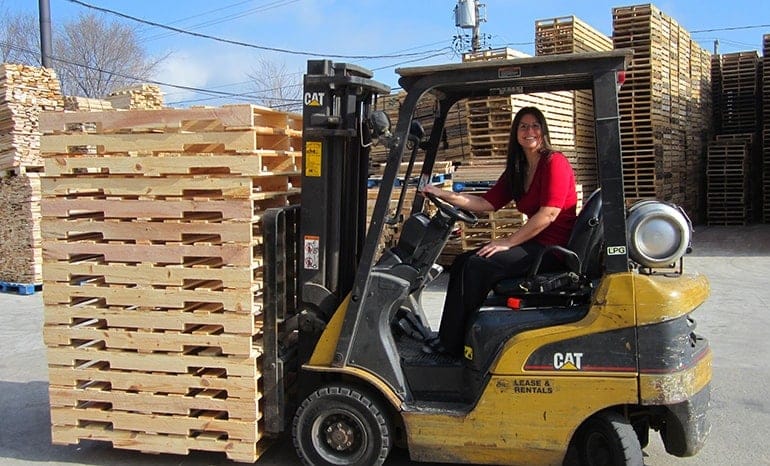Wood vs Plastic Shipping Pallets