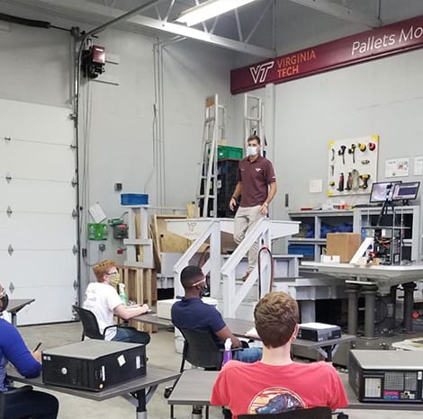 students inside a pallet construction class